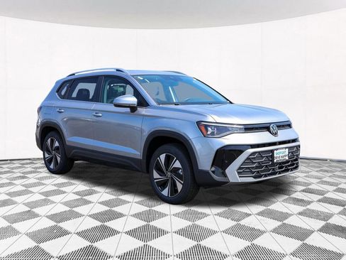 New 2025 Volkswagen Taos SE image 9
