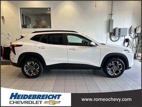 Used 2024 Chevrolet Trax LT w/ Driver Confidence Package FWD image 2