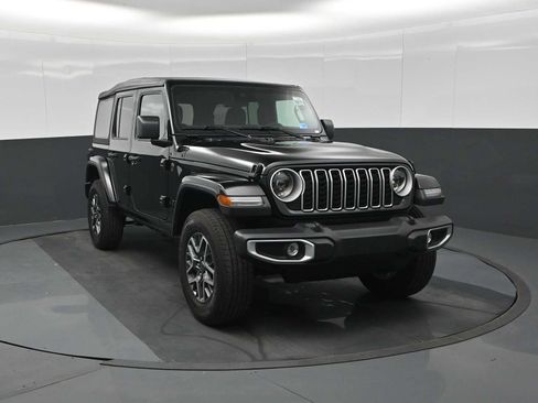 Used 2025 Jeep Wrangler Unlimited Sahara AWD/4WD image 3