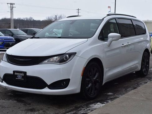 Used 2018 Chrysler Pacifica Touring-L w/ Premium Audio Group image 12