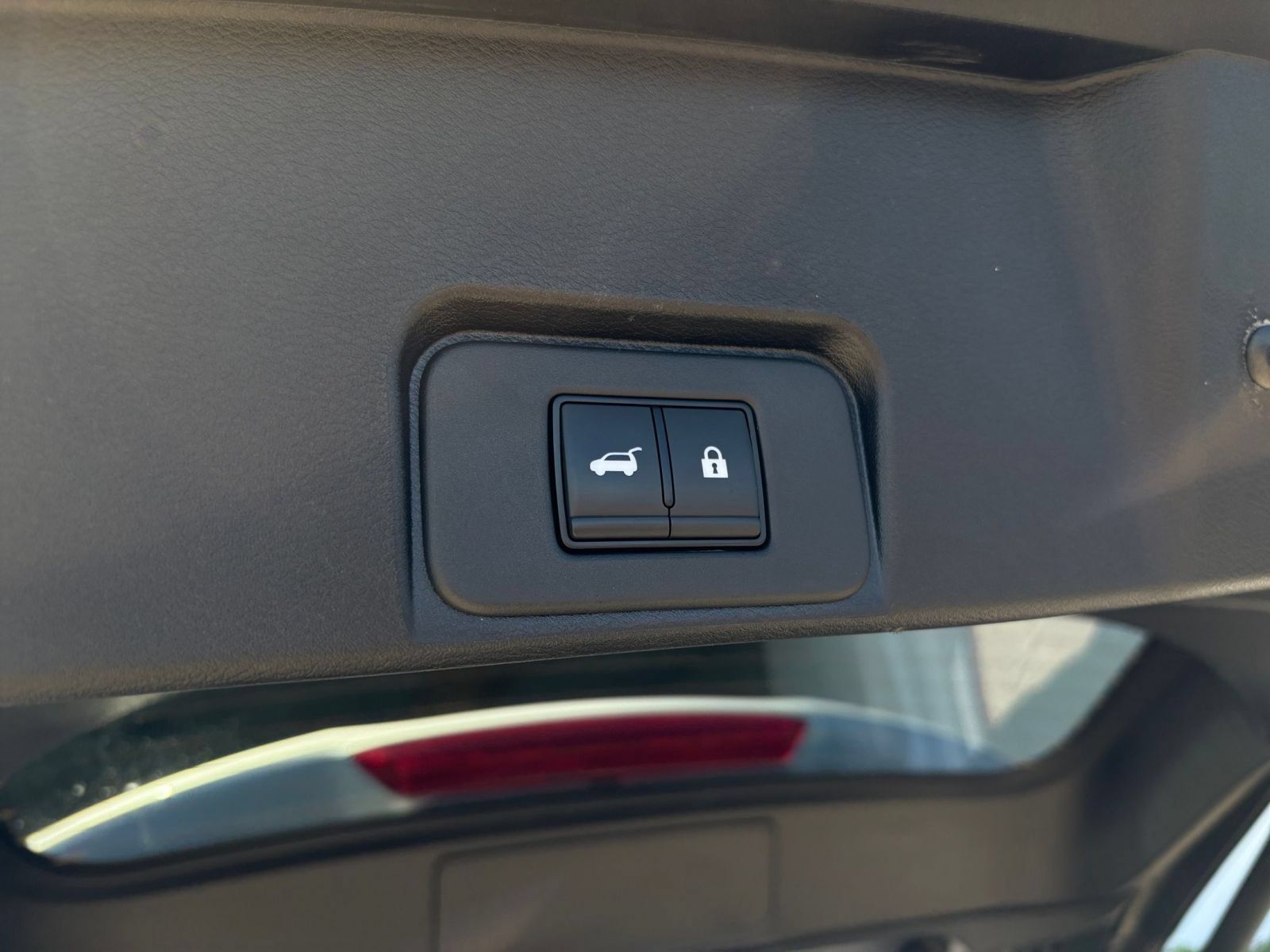 Used 2025 Nissan Rogue SV FWD image 22