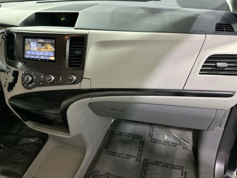 Used 2013 Toyota Sienna L w/ Towing Pkg image 35