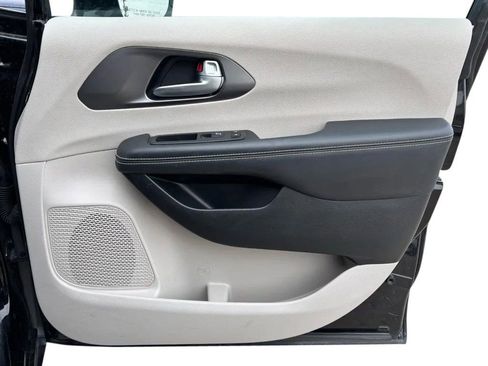 Used 2024 Chrysler Pacifica Touring-L image 28