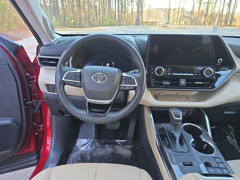 Used 2023 Toyota Highlander Limited image 18