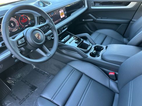 Certified 2025 Porsche Cayenne Coupe AWD/4WD image 4