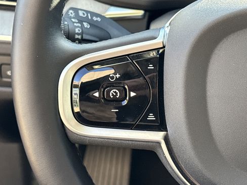 Used 2025 Volvo XC60 B5 Plus image 19