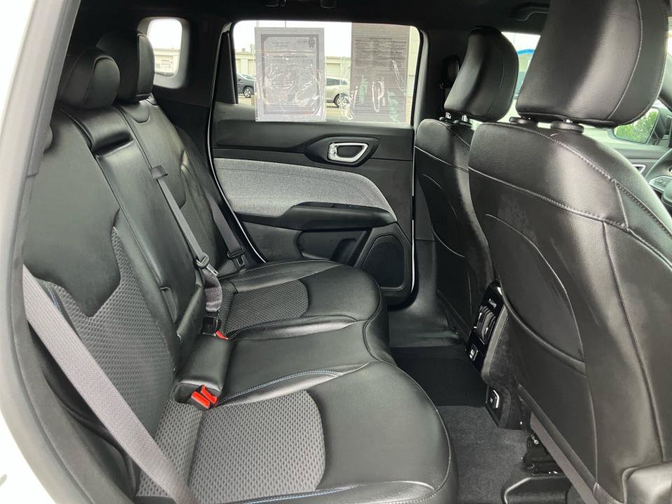 Used 2025 Jeep Compass Latitude AWD/4WD image 33