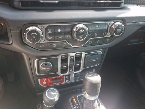 Used 2024 Jeep Gladiator Rubicon w/ Safety Group AWD/4WD image 18