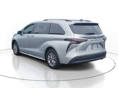 Used 2025 Toyota Sienna XLE FWD image 4