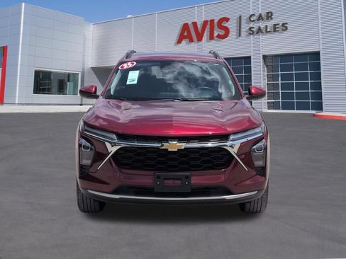 Used 2025 Chevrolet Trax LT w/ LT Convenience Package FWD image 2