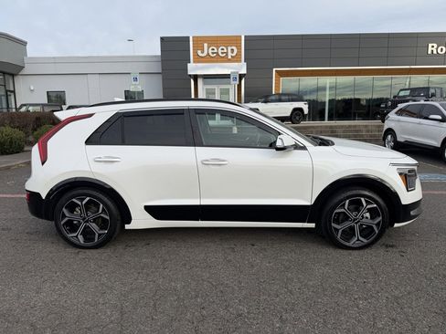 Used 2023 Kia Niro SX Touring image 9