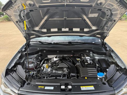 Used 2025 Volkswagen Taos SE image 33