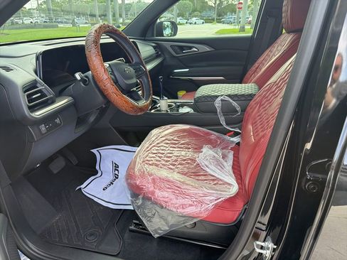 Used 2026 Chevrolet Traverse LT w/ Midnight/Sport Edition FWD image 4