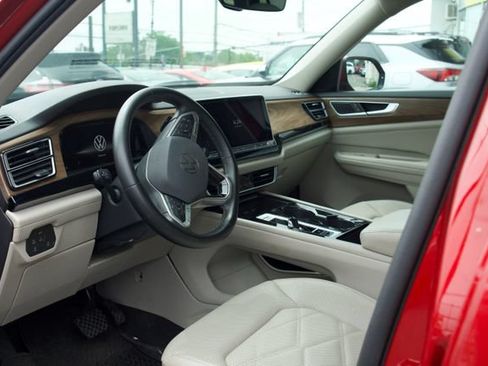 Used 2024 Volkswagen Atlas SE w/ Panoramic Sunroof Package AWD/4WD image 17