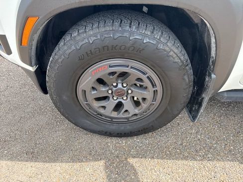 Certified 2025 Nissan Frontier Pro-X RWD image 12