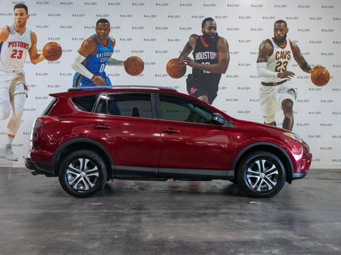 Used 2018 Toyota RAV4 LE FWD image 17