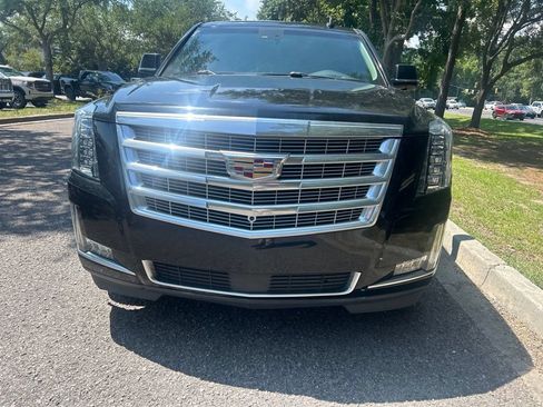 Used 2017 Cadillac Escalade Premium Luxury RWD image 3