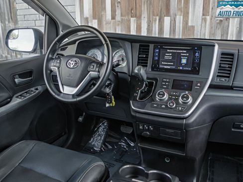 Used 2016 Toyota Sienna SE FWD image 15