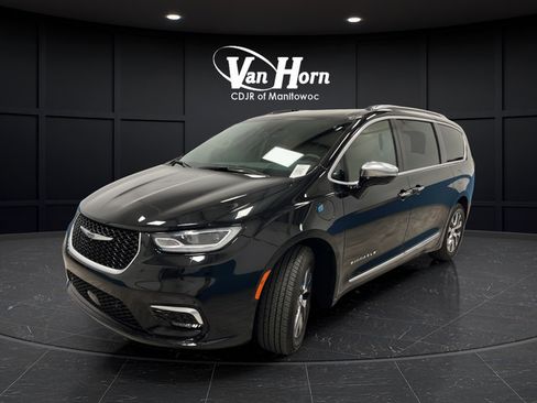 Used 2023 Chrysler Pacifica Pinnacle FWD image 3