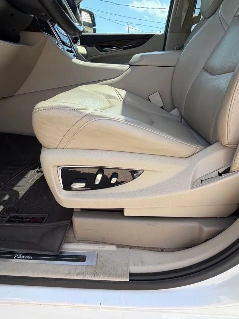 Used 2020 Cadillac Escalade ESV Premium Luxury AWD/4WD image 16