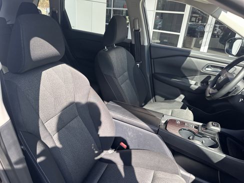 Used 2025 Nissan Rogue SV image 30