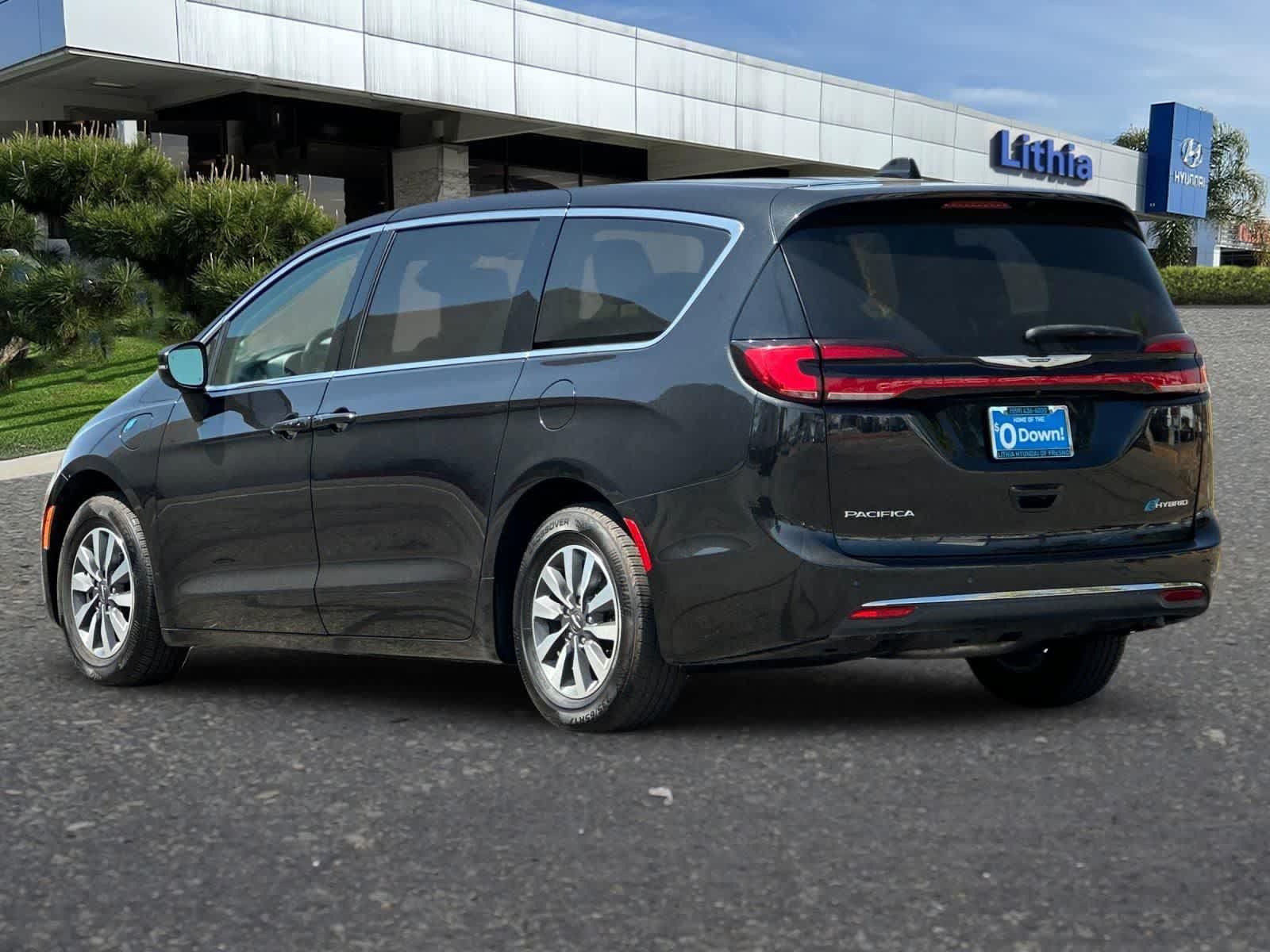 Used 2023 Chrysler Pacifica Touring-L FWD image 7