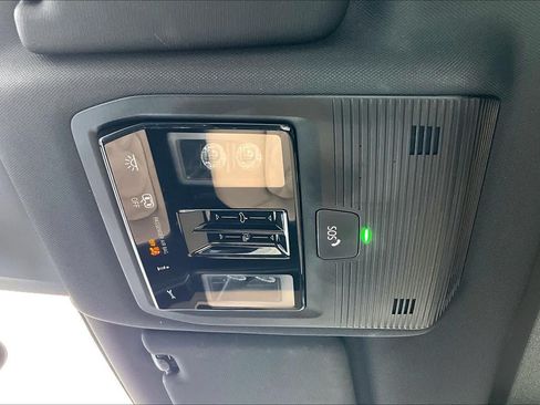 Used 2024 Volkswagen Atlas Cross Sport SE FWD image 32