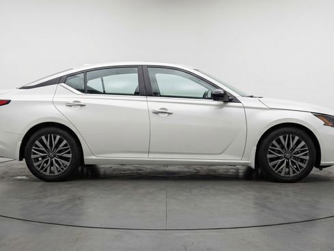 Used 2025 Nissan Altima 2.5 SV FWD image 11