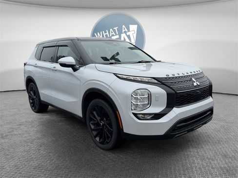 Used 2022 Mitsubishi Outlander ES image 1