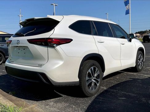 Used 2023 Toyota Highlander XLE FWD image 2