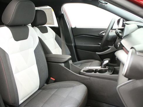 Used 2024 Chevrolet Trax RS w/ Sunroof Package FWD image 28
