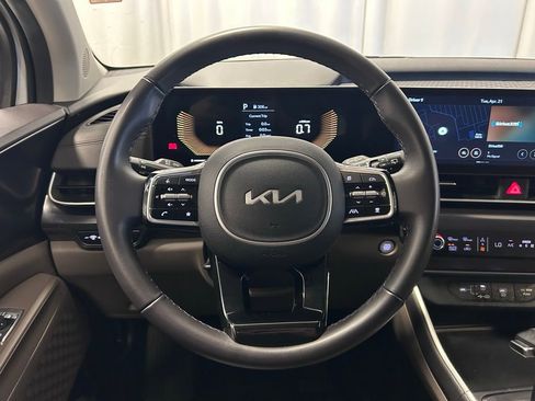 Used 2025 Kia Carnival FWD image 9