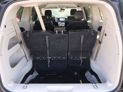 Used 2023 Chrysler Pacifica Touring-L FWD image 7