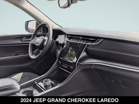 Used 2024 Jeep Grand Cherokee Laredo AWD/4WD image 27