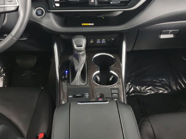 Used 2024 Toyota Highlander Platinum FWD image 26