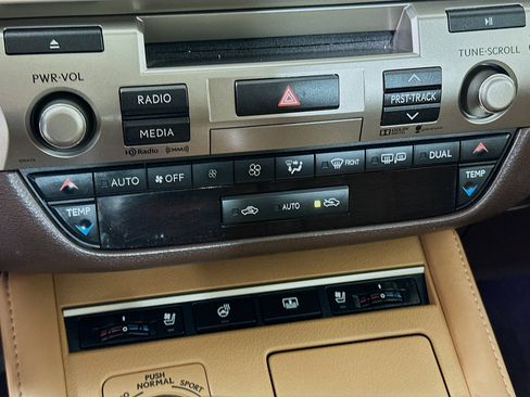 Used 2016 Lexus ES 350 w/ Luxury Package w/Wood Trim image 24