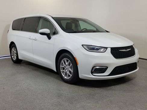 Used 2023 Chrysler Pacifica Touring-L FWD image 1