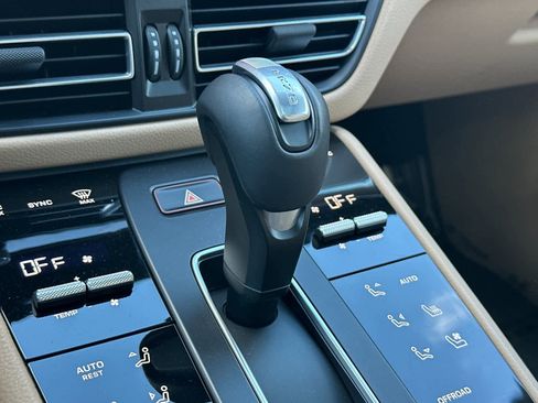 Certified 2025 Porsche Macan AWD/4WD image 24