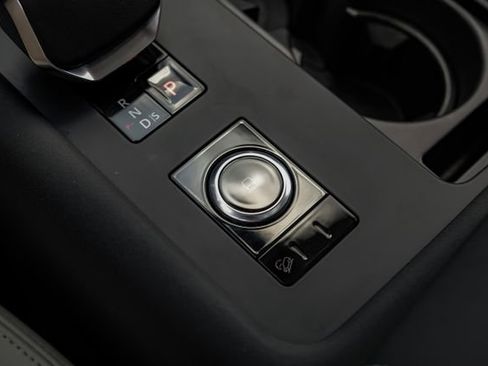 Used 2025 Land Rover Discovery Dynamic SE AWD/4WD image 32