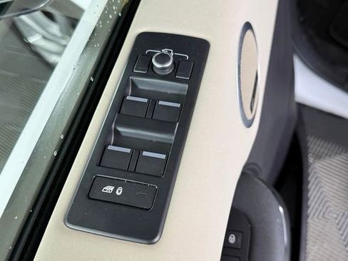 Used 2018 Land Rover Discovery HSE AWD/4WD image 30