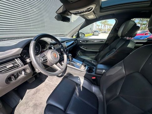 Certified 2023 Porsche Macan image 4