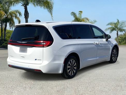 Used 2023 Chrysler Pacifica Touring-L FWD image 5