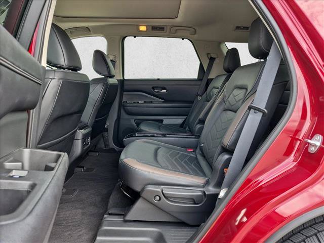 Used 2022 Nissan Pathfinder Platinum w/ Cargo Package AWD/4WD image 17