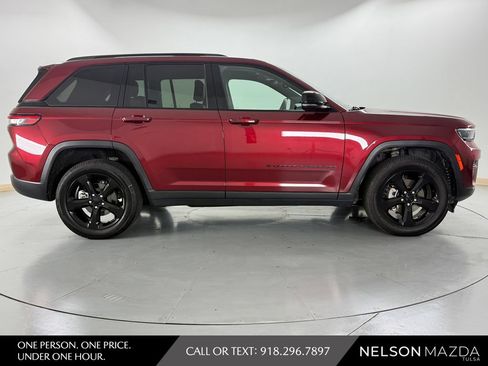 Used 2023 Jeep Grand Cherokee Altitude AWD/4WD image 5