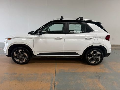 Used 2022 Hyundai Venue Limited FWD image 2
