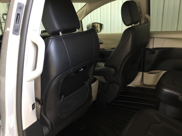 Used 2021 Chrysler Pacifica Touring-L FWD image 38