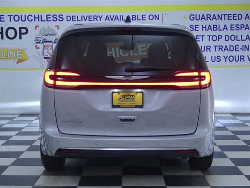 Used 2024 Chrysler Pacifica Touring-L FWD image 6