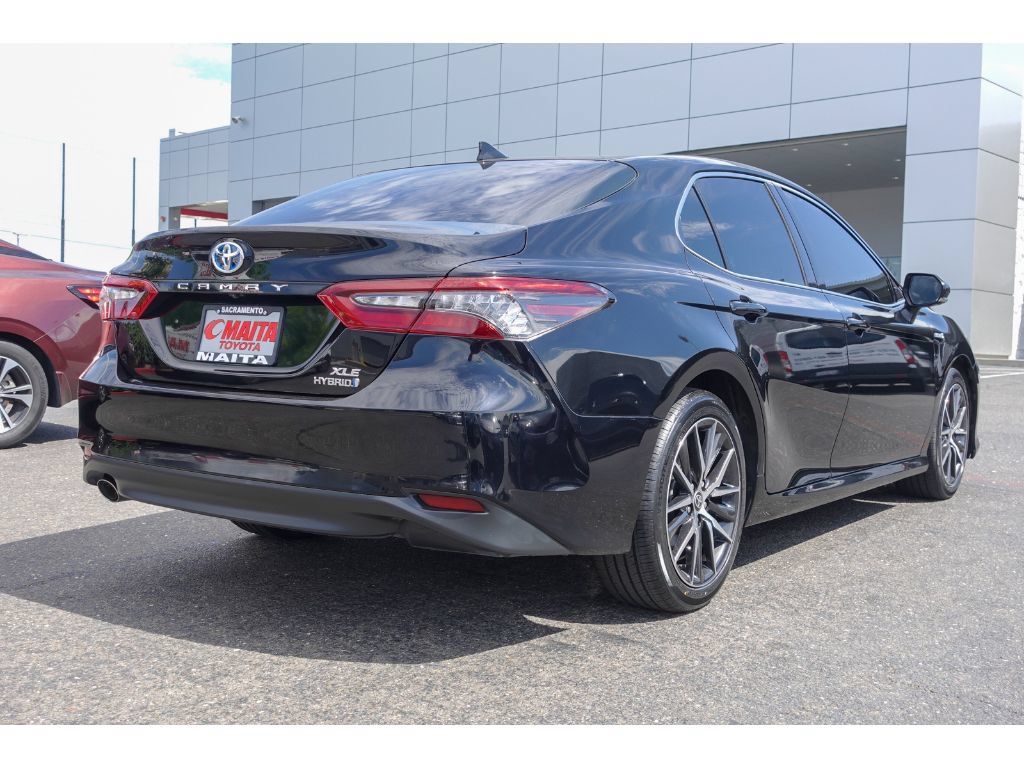 Used 2021 Toyota Camry XLE FWD image 3