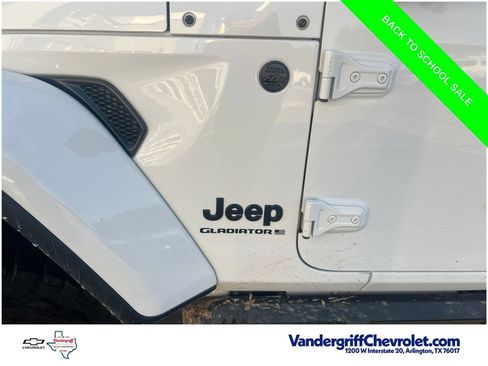 Used 2024 Jeep Gladiator Sport AWD/4WD image 3