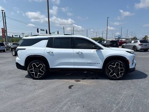 Used 2026 Chevrolet Traverse High Country w/ LPO, Floor Liner Package FWD image 2